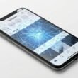 martphone com a tela de vidro estilhaçada por uma rachadura profunda, mas ainda emitindo uma luz azul brilhante de redes sociais, simbolizando os danos ocultos à saúde mental por trás da interface polida do Instagram, da Meta