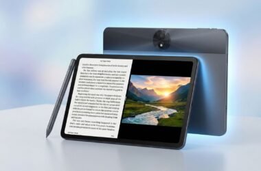 Uma imagem promocional de estúdio do tablet TCL NXTPAPER 11 Gen 2 preto, com a tela dividida exibindo um e-book texturizado e uma paisagem colorida. A caneta T-Pen está ao lado. Atrás, um segundo tablet TCL azul-escuro, com um brilho azul ao redor, é visto de costas, mostrando seu módulo de câmera dupla e o logotipo. Ambos os dispositivos estão sobre uma superfície reflexiva branca contra um fundo azul suave e desfocado.