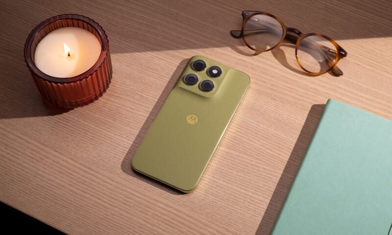 Motorola anuncia Moto G67 e G77 no Brasil com chip MediaTek, tela AMOLED e câmera de até 108MP