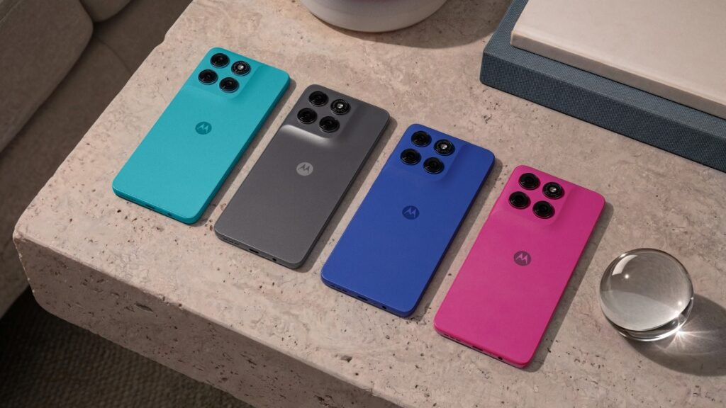Quatro smartphones Motorola Moto G47 vistos pela traseira, dispostos lado a lado sobre uma superfície clara de pedra. Da esquerda para a direita, os aparelhos estão nas cores oficiais: Capri (Azul Turquesa), Impenetrable (Grafite), Nautical Blue (Azul Náutico) e Fuchsia Red (Rosa). Todos exibem um módulo com quatro câmeras e o logotipo da Motorola ao centro.