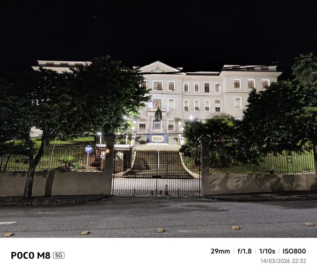 POCO M8 5G - traseira noturna