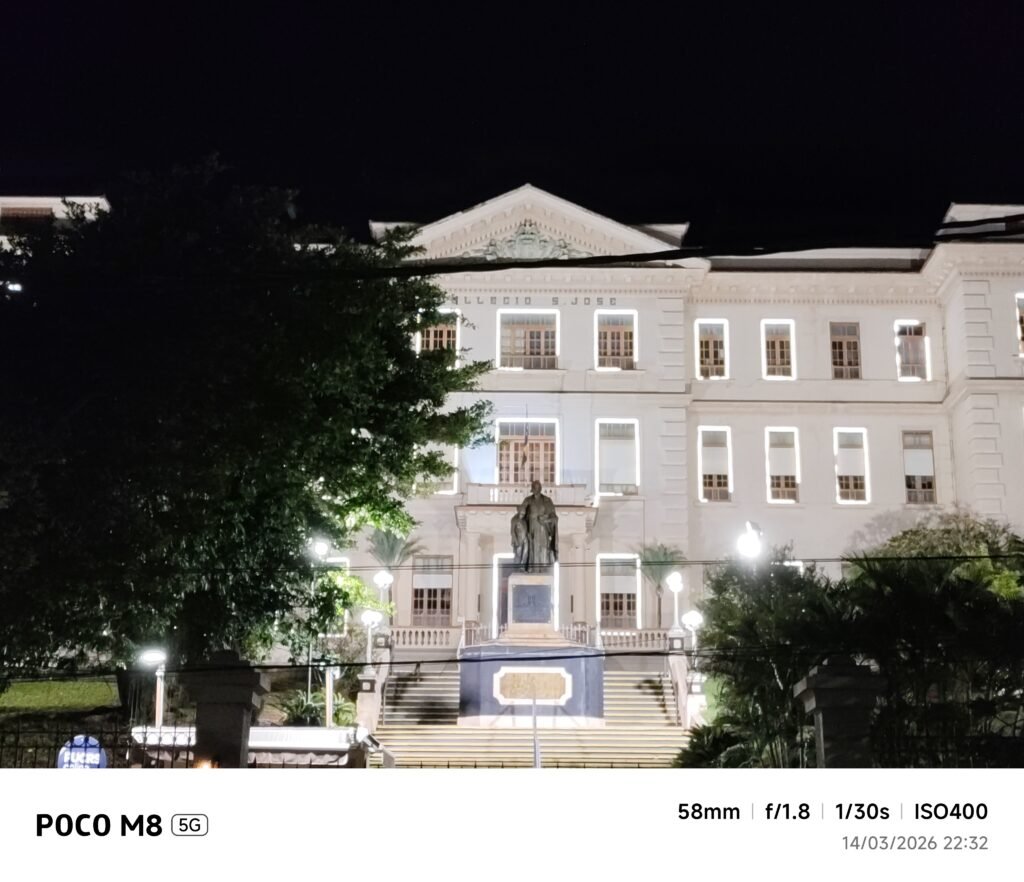 POCO M8 5G - traseira noturna