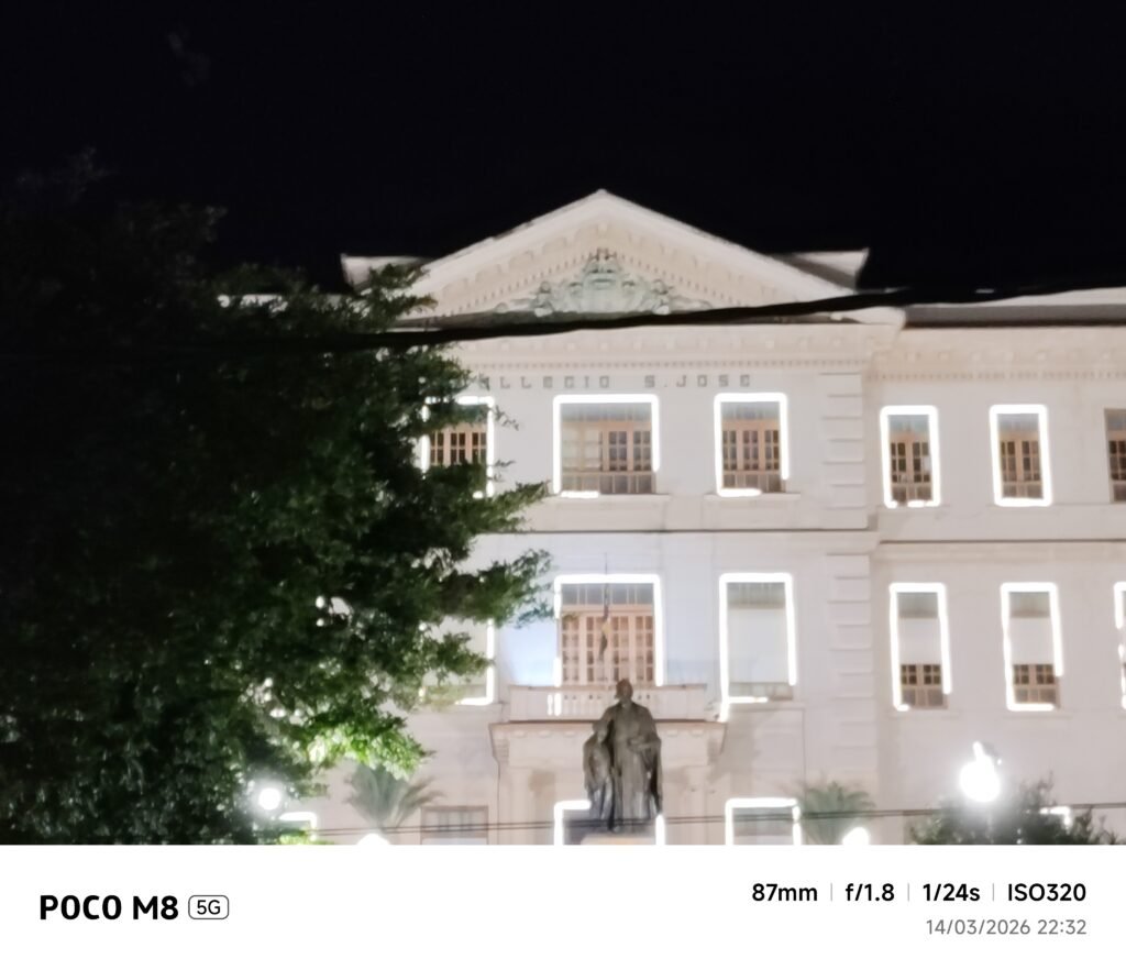 POCO M8 5G - traseira noturna