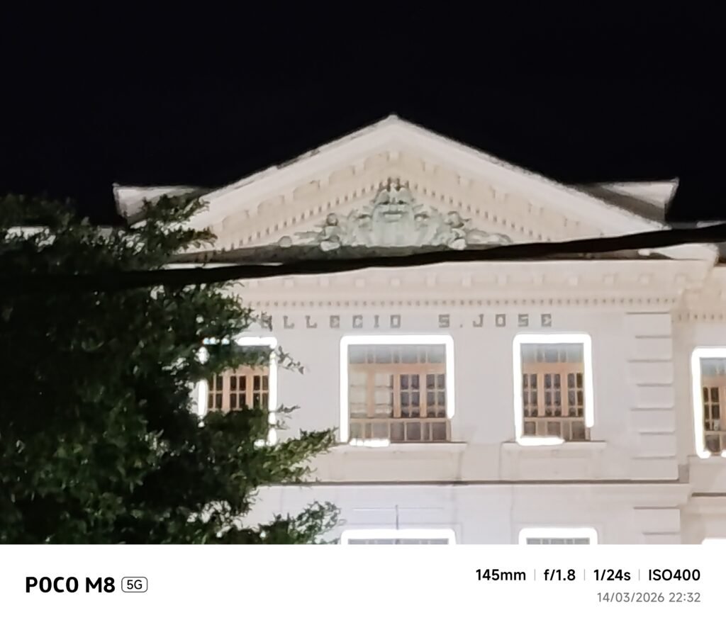 POCO M8 5G - traseira noturna