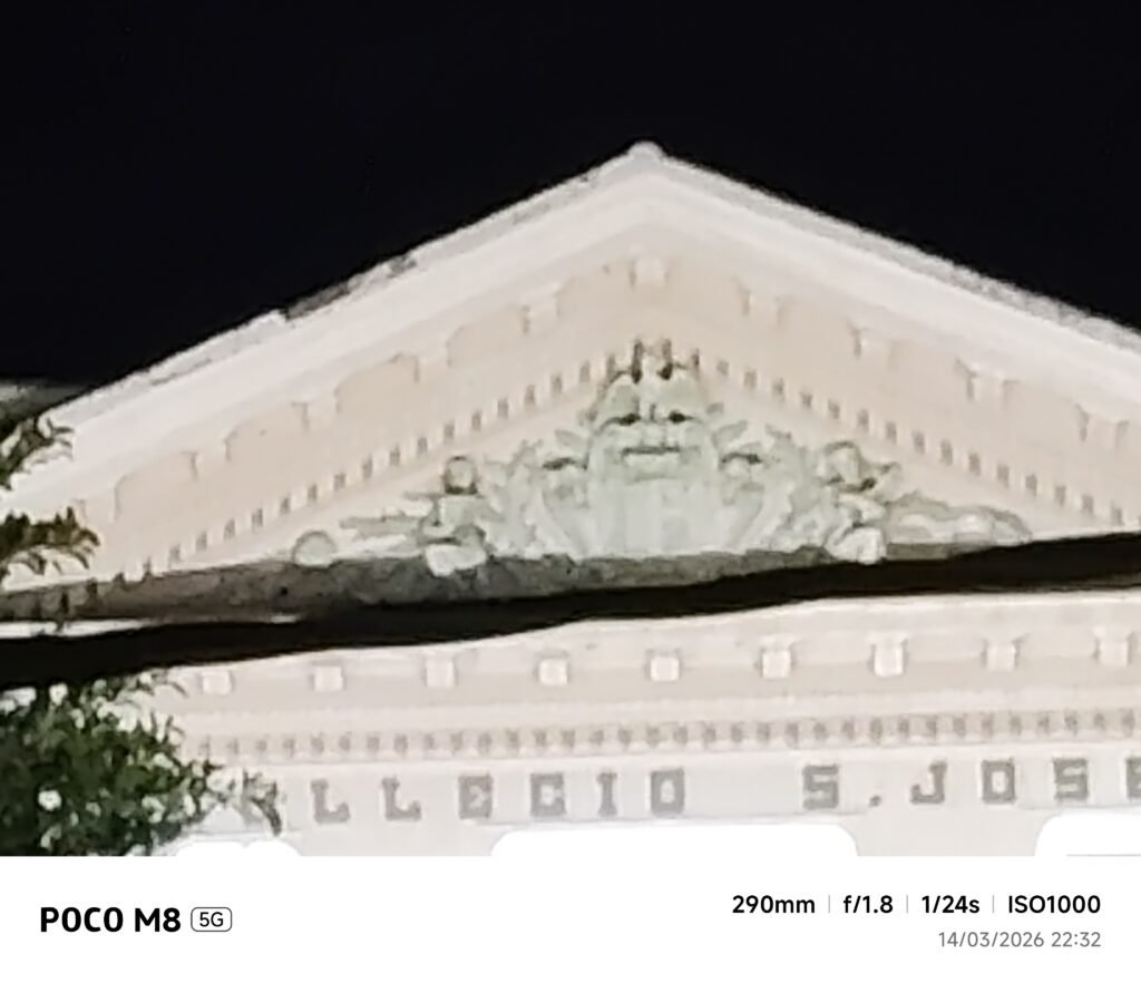 POCO M8 5G - traseira noturna